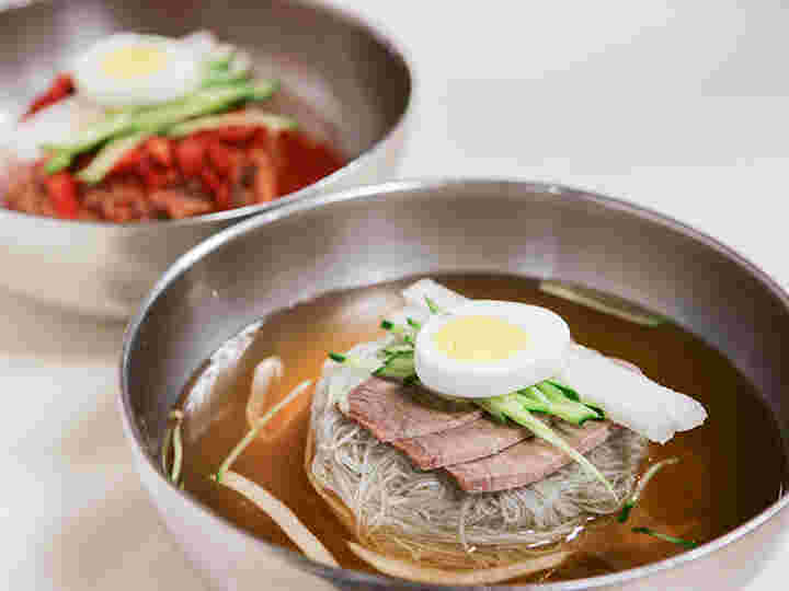 トッピングがいっぱいの冷麺