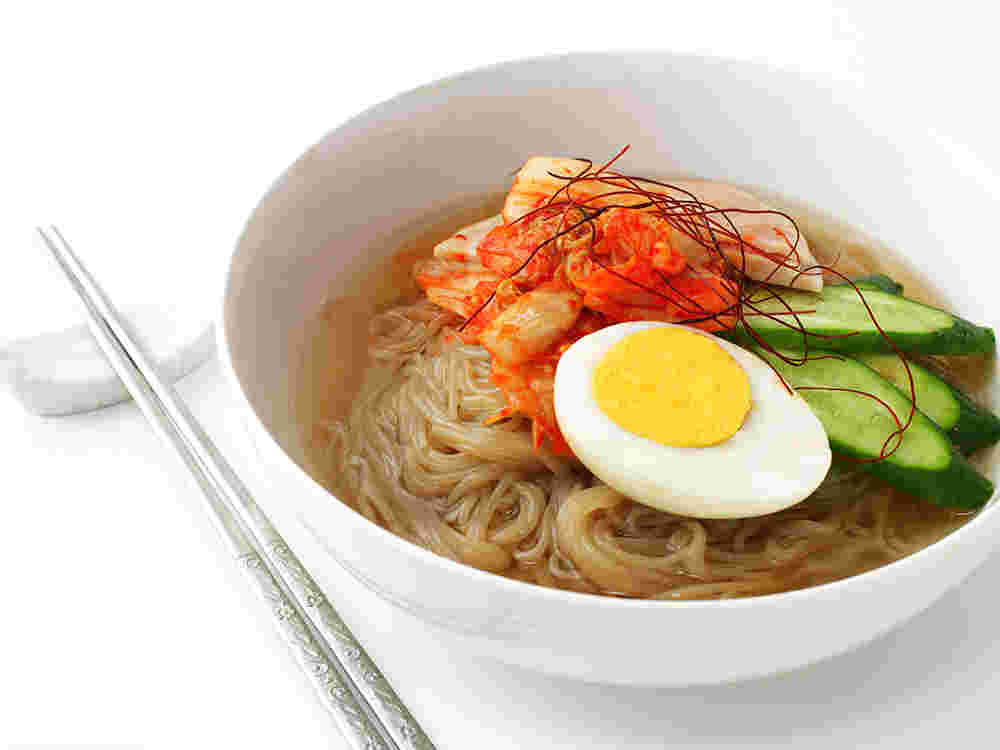 美味しそうな冷麺に箸が添えられている様子