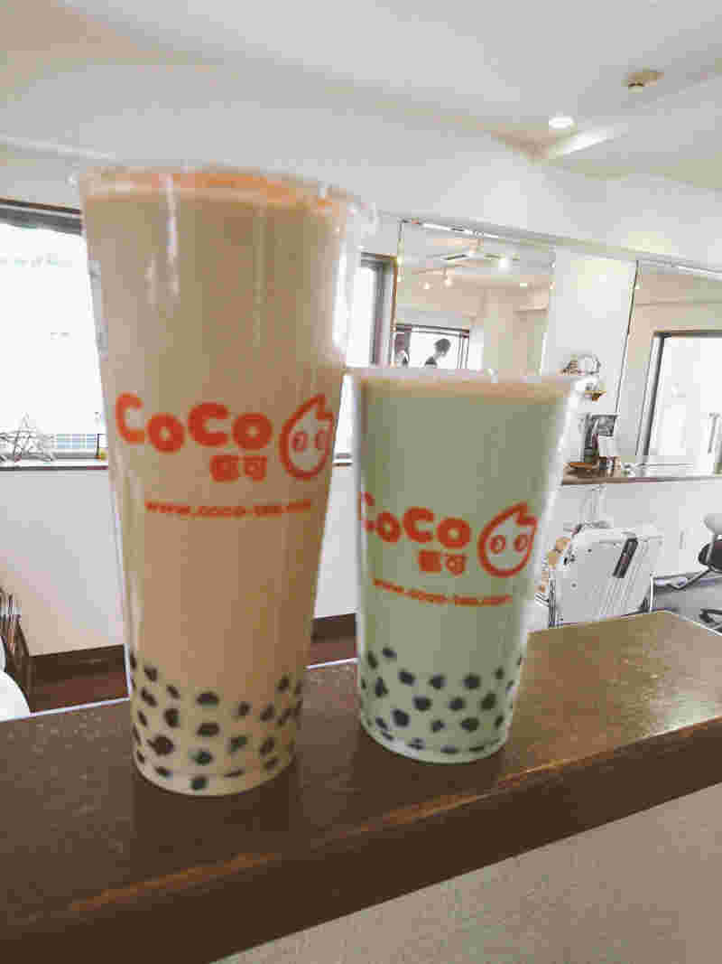 サイズ違いの抹茶タピオカMサイズとタピオカミルクティーLサイズが並べてある