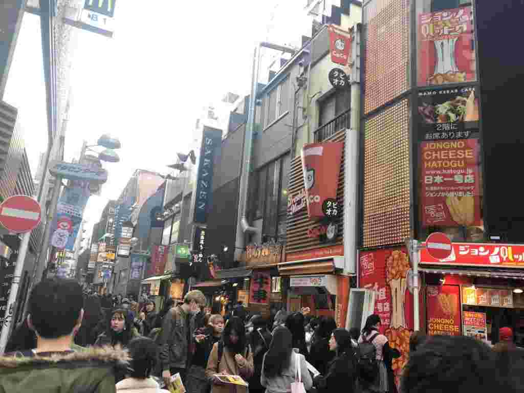 街の人混みの中にあるCoCo都可の店舗