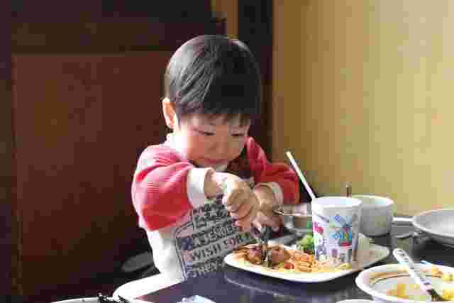 子供が食事している様子