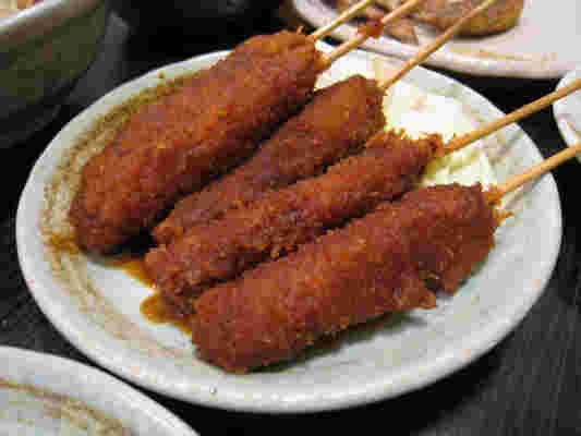 串カツを皿の上に乗せている様子