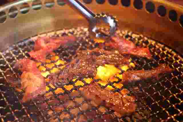 網の上で焼かれる美味しそうなお肉