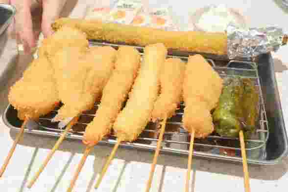 串カツが並べられている様子
