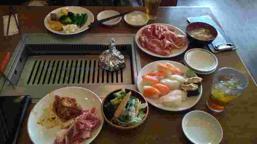 テーブルに並べられたたくさんの食べ物
