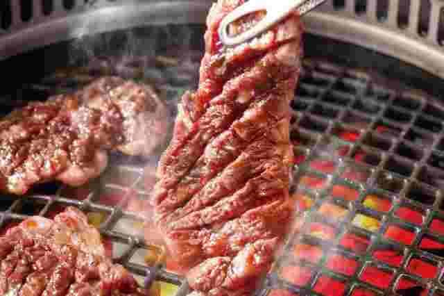 すたみな太郎の肉を網で焼いている様子