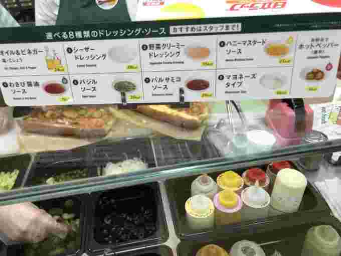 サブウェイのドレッシング表とサンドイッチを作っている様子