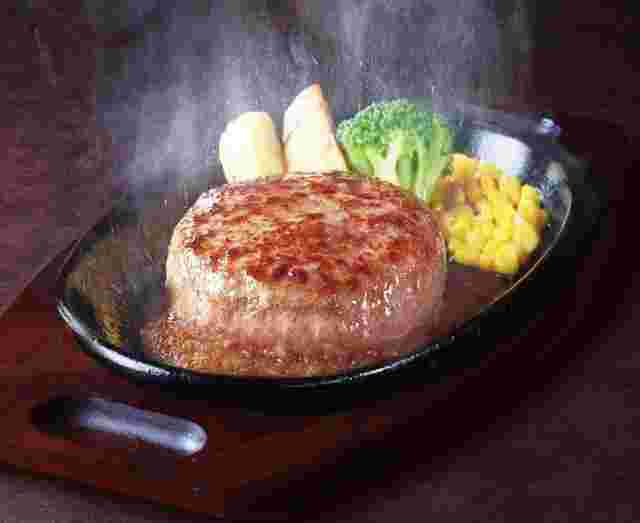 ジュウジュウ出来立ての宮ハンバーグを写している様子