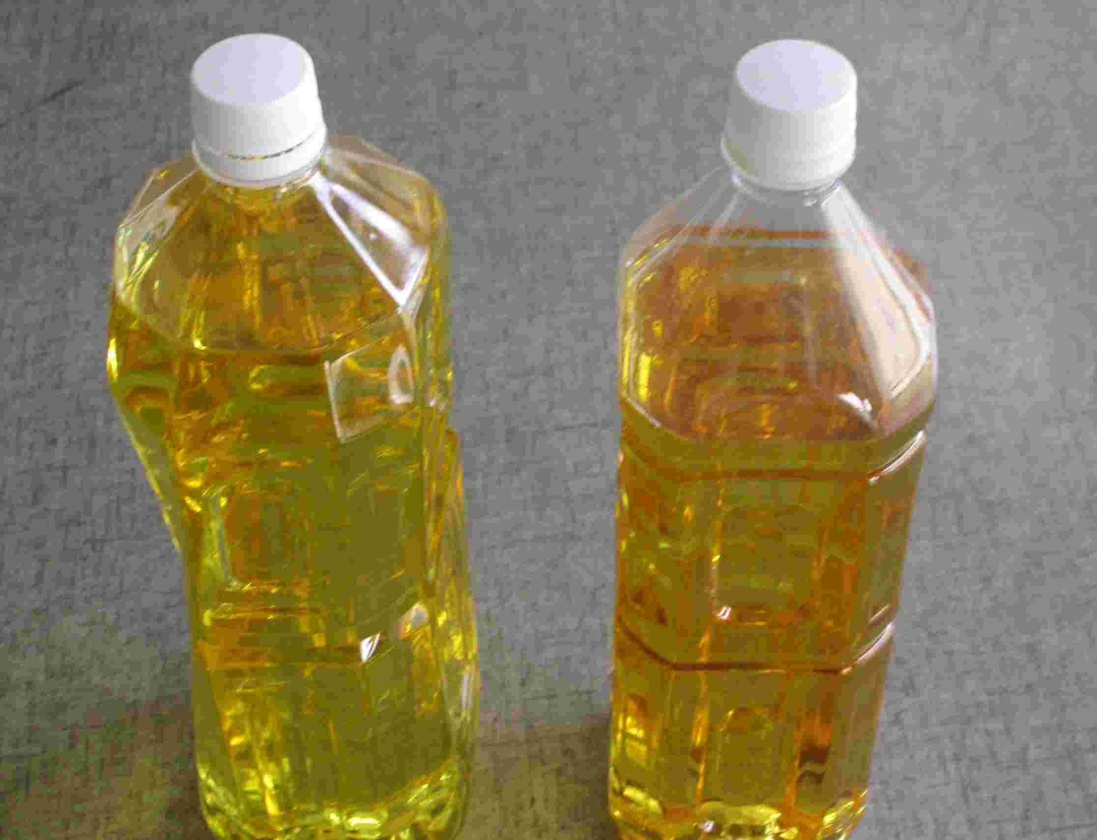 ペットボトルに油が入っている