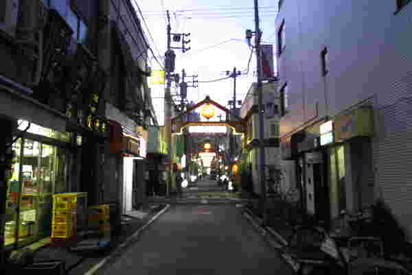 珍獣屋の店舗がある野毛の柳通り