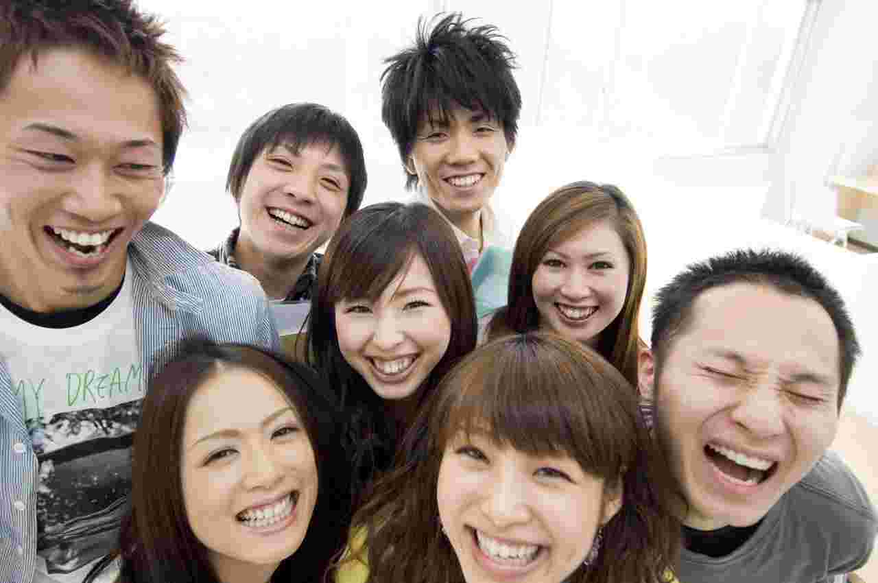 数人の男女が笑顔いっぱいの様子。