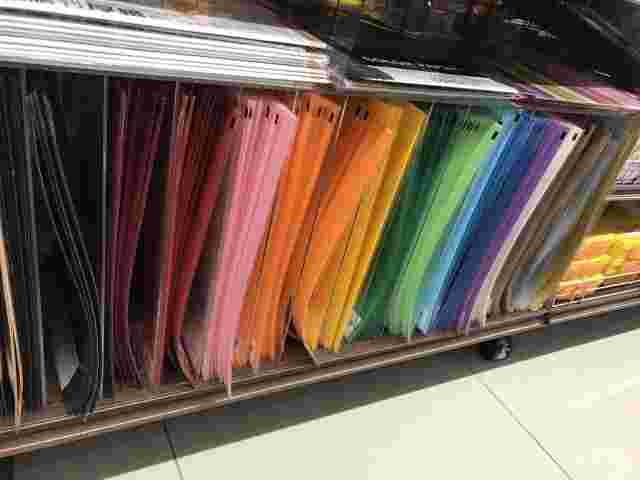 ダイソーのカラーペーパー売り場の画像