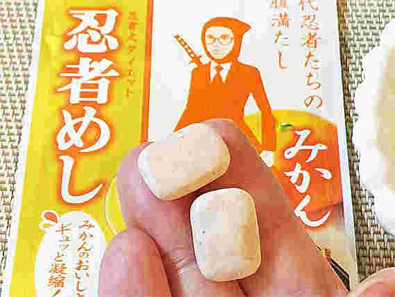 お菓子の入った袋から、取り出したものを、手にのせている様子。