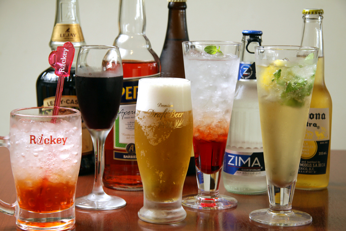 いろんな種類のアルコールが並んでいる