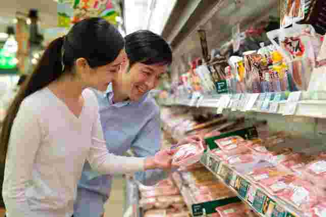 商品を選んでいる夫婦