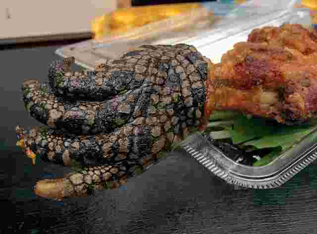 珍獣屋のワニの手一本揚げ