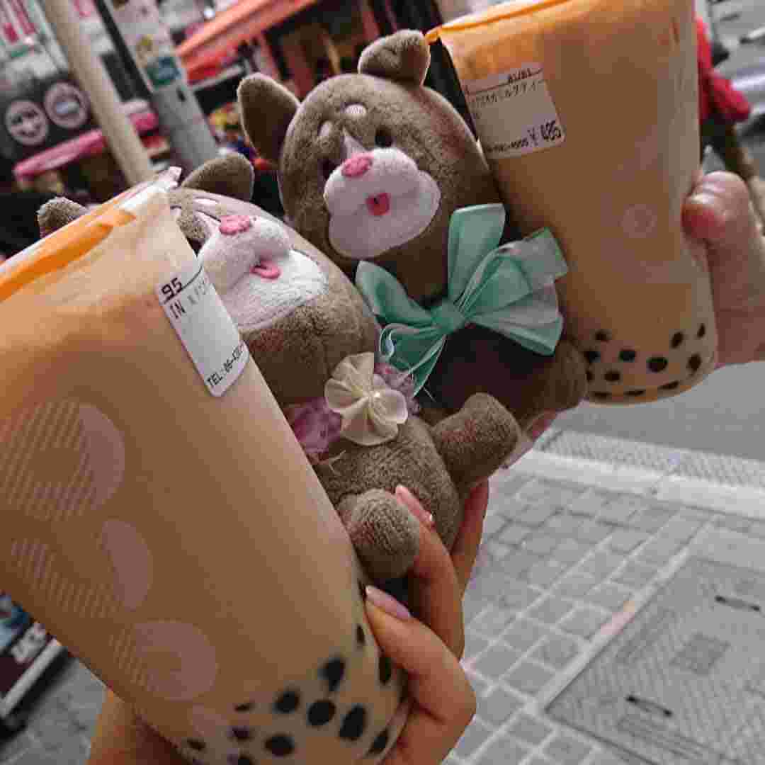 CoCo都可の紅茶ラテ、ぬいぐるみと一緒に