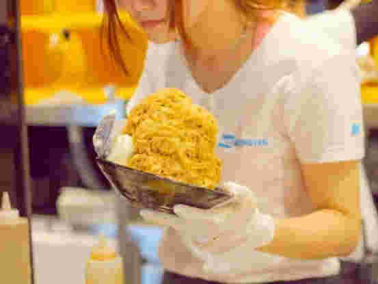 アイスモンスターの店員さんがかき氷を作っている様子