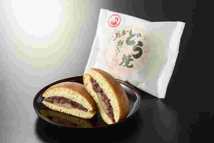 こだまのどら焼きのパッケージと半分に切ったどら焼き
