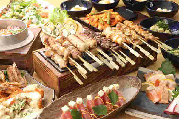 とりでんの焼き鳥を中心としたメニューの様子