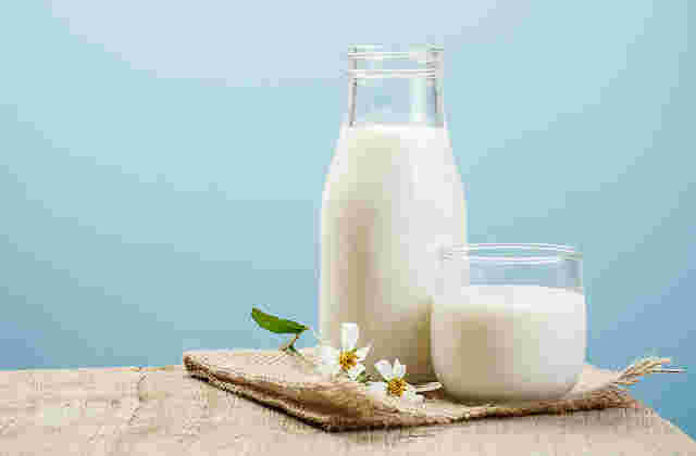 ガラスのボトルに入った牛乳とグラスに入ったヨーグルト