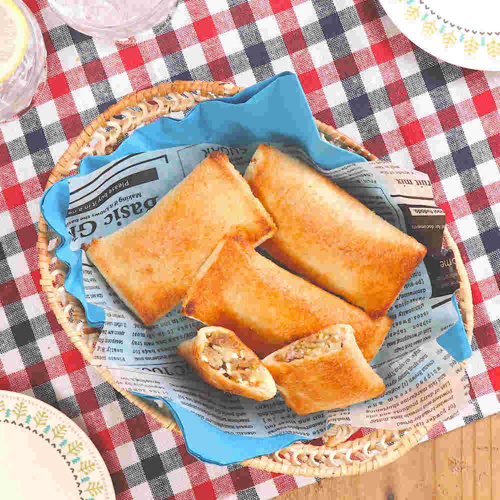 カゴに盛られた食パンで作ったピロシキ