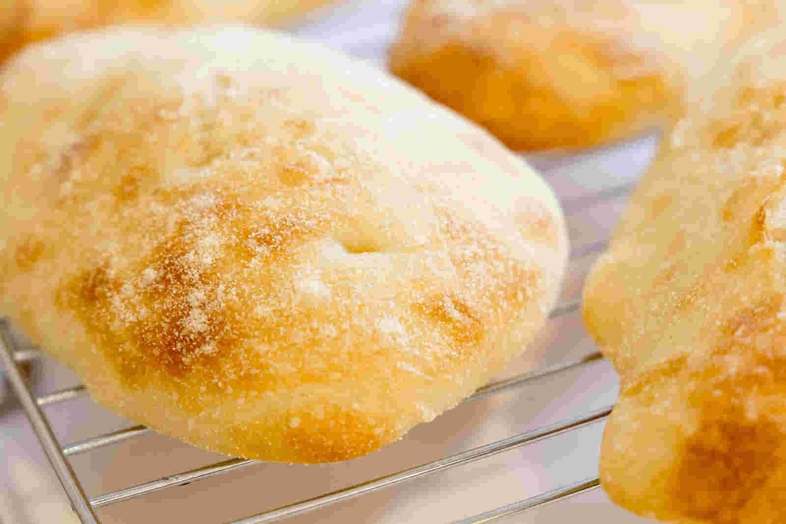 焼き立てのチャバタが、焼き網の上にたくさん乗っている。