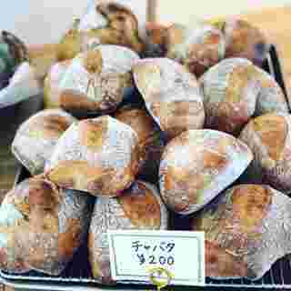 小さなチャバタが籠に山盛りに載せられていて、200円と書かれたカードが添えられている。