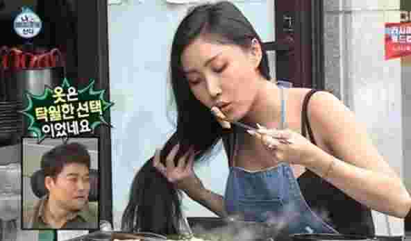 女性がコプチャンを食べている様子