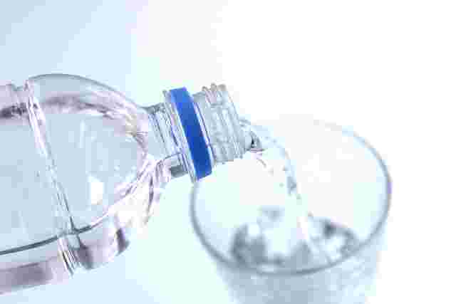 水をコップに注いでいる