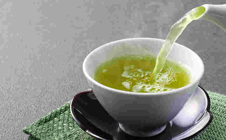 緑茶を注いでいる様子