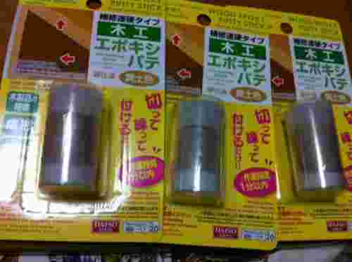 テーブルに並べられた接着材