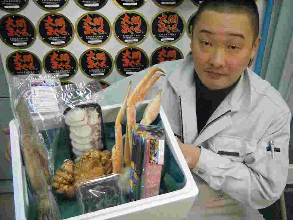 発泡スチロールに入った魚介類の詰め合わせ