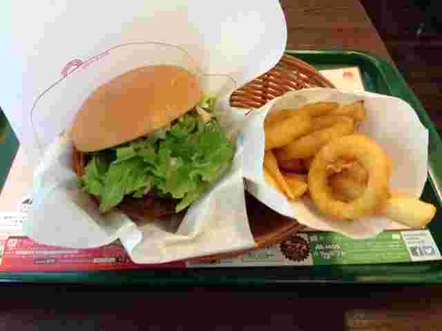 モスバーガーのモス野菜バーガーとオニポテ