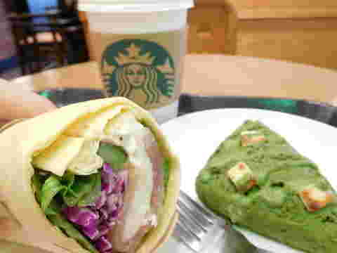 スタバのラテとサラダラップと抹茶スコーン