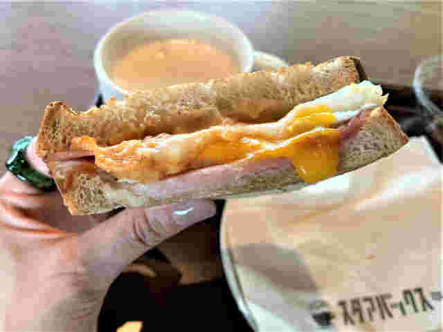 左手で持ったホットサンド