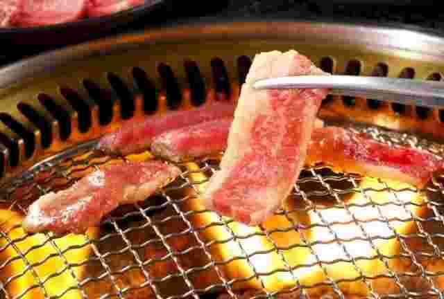 焼肉を網で焼いている様子