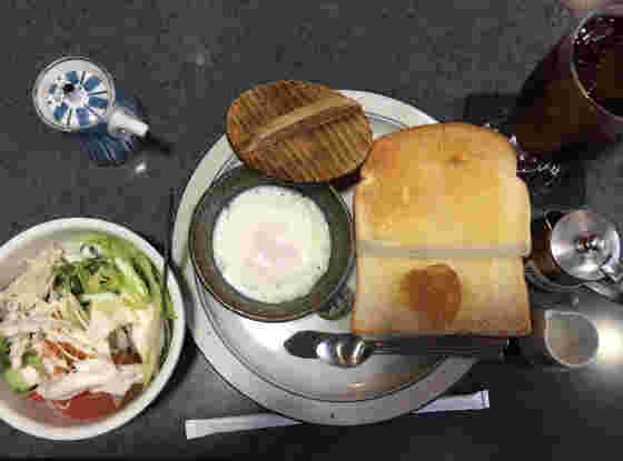 ドリンク代にプラス料金を払って食べる橘のボリュームたっぷりのモーニング