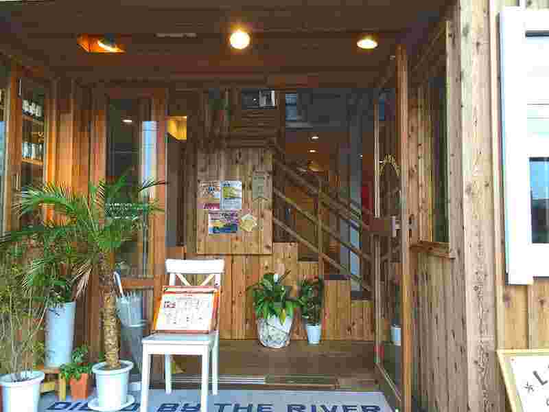 店舗入り口の外観