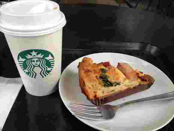 スタバのラテとキッシュと添えられたフォーク