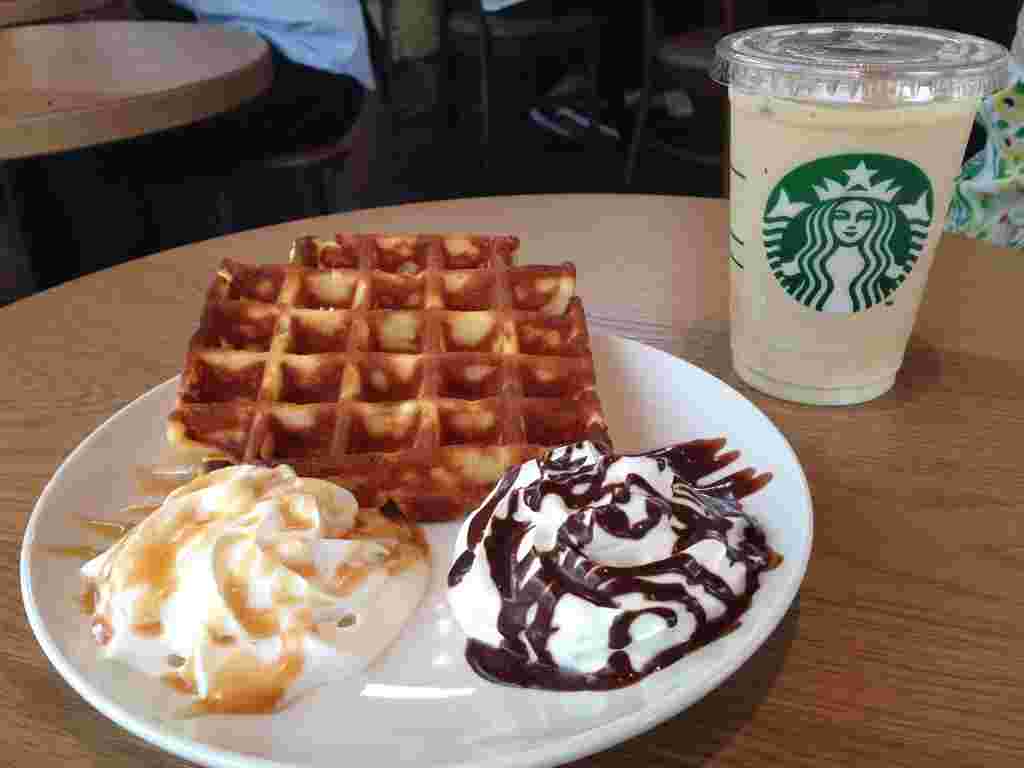 ラテとお皿に盛られたワッフルとホイップクリーム