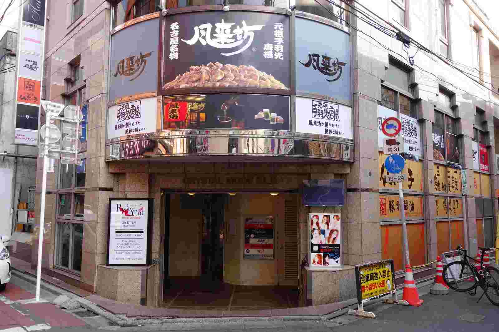 街の角に色々な店がある風景。