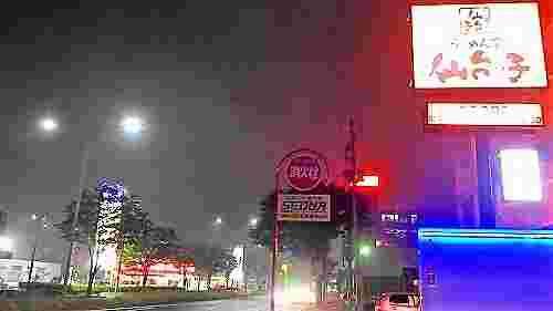 道路の脇に店が並んでいるふ。