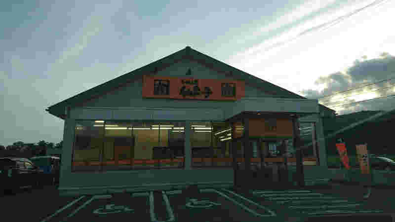 夕焼け時の店舗の風景。