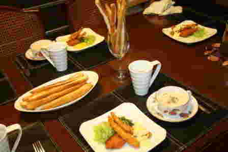グリッシーニと他の料理が並んでいる