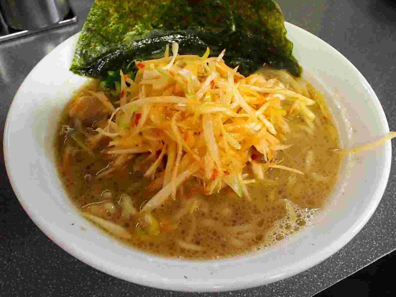 ラーメンの上に乗ったネギ