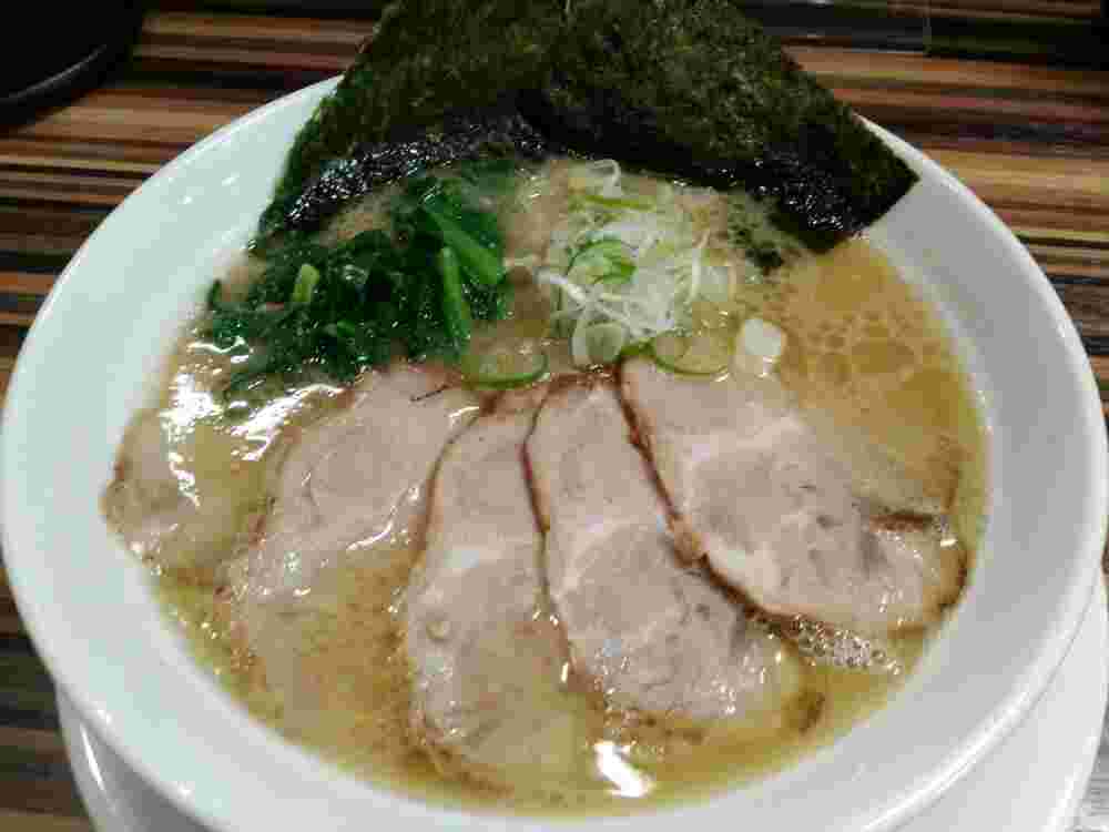 ラーメンの上にチャーシュー5枚