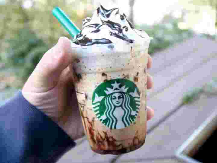 フラペチーノを手で持っている画像