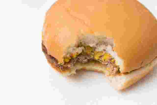食べかけのハンバーガー