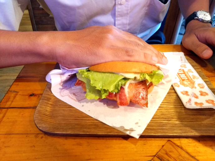 ハンバーガーを潰している様子